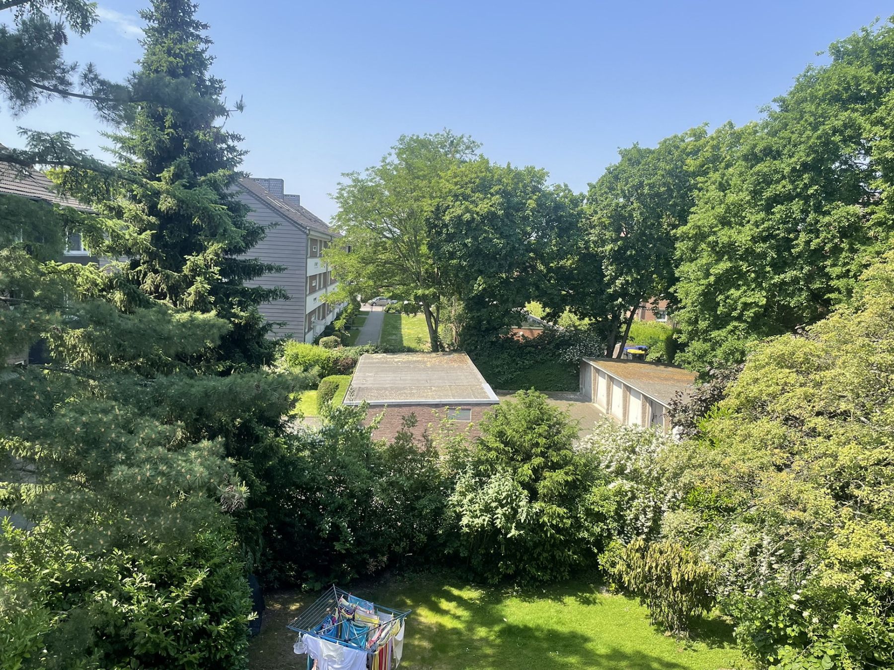 Blick vom Balkon ins Grüne