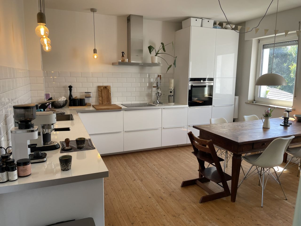 Großzügige moderne Wohnküche des Hauses